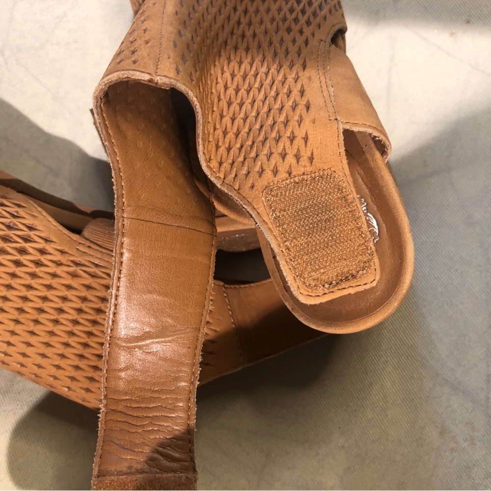 Vince Camuto 💐size 6.5 laser cut wooden heels. - Picture 8 of 12